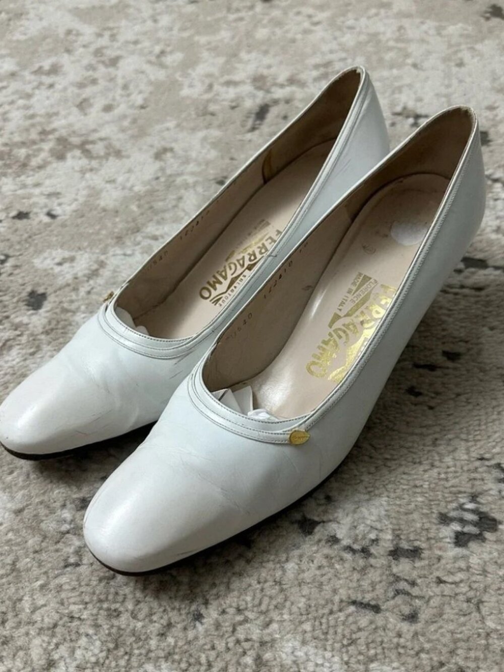 Vintage Salvatore Ferragamo White Heels - Low Kitten Heel - Retro Office Pumps - Picture 15 of 16
